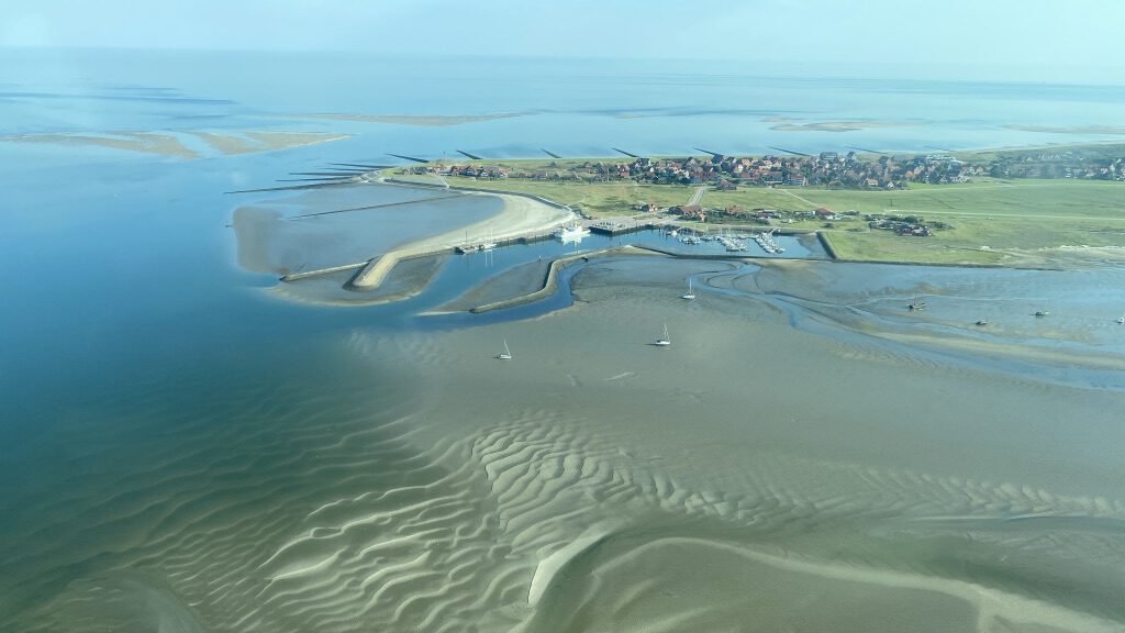 Luftbildaufnahme vom Westdorf in Baltrum mit vorgelagerten Sandbänken im Wattenmeer