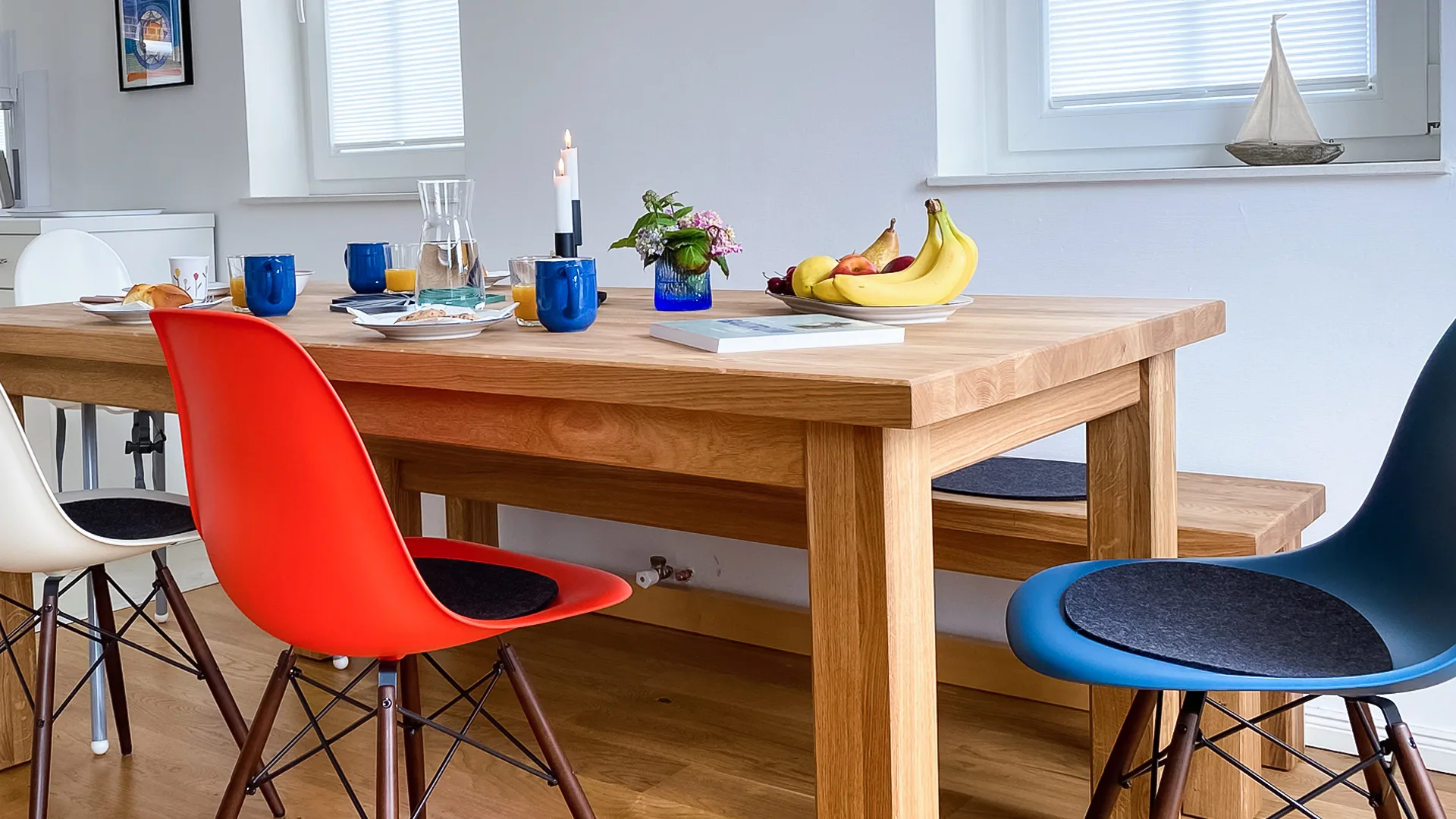 Das Esszimmer mit großem Holztisch zum Frühstücken, Lunchen und Abendessen im Ferienhaus auf Baltrum